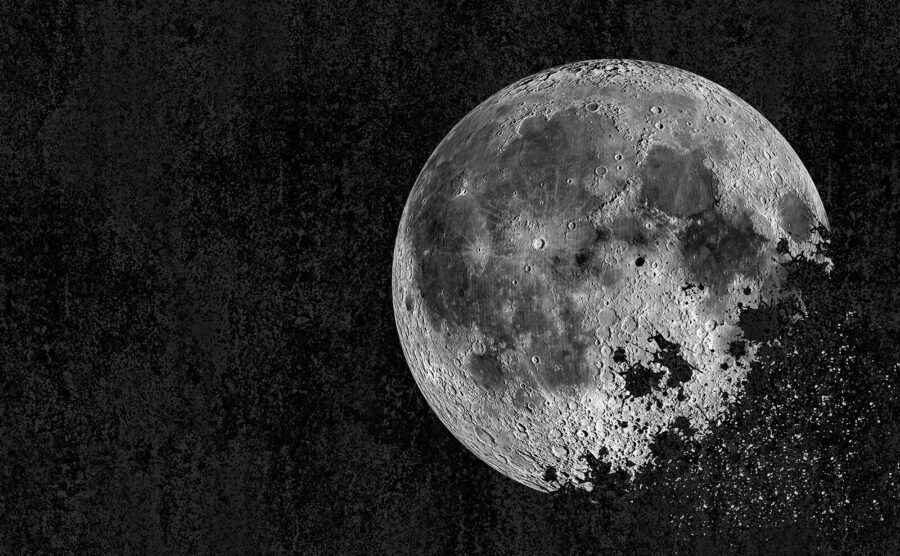 Lună misterioasă pe un cer întunecat.