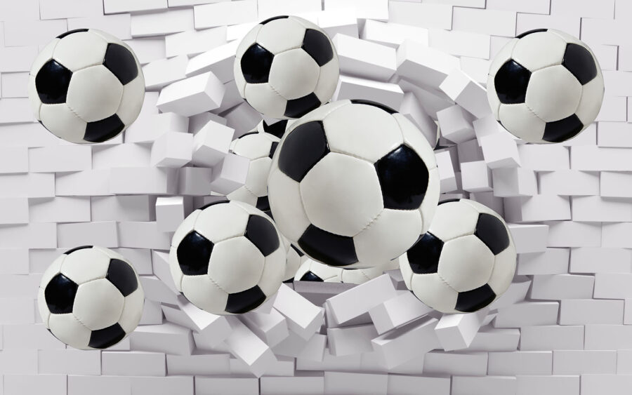 Grup de mingi de fotbal care zboară peste un perete
