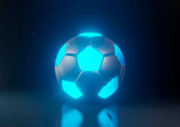 Mingea de fotbal cu lumini albastre Mingea de fotbal cu lumini albastre
