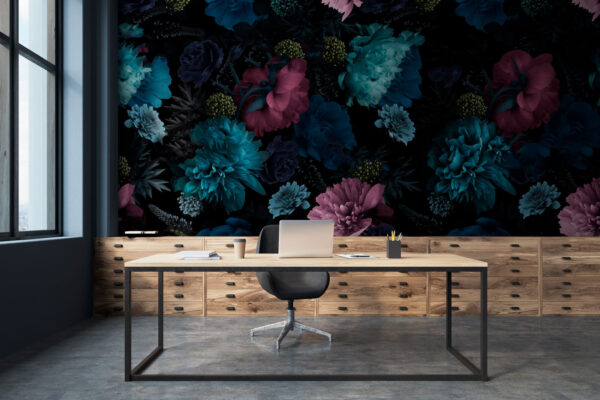 Model floral vibrant pe fundal negru. Model floral vibrant pe fundal negru.