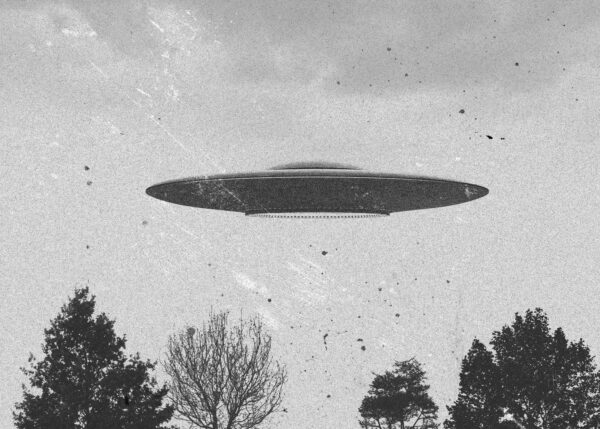 UFO zboară peste copaci UFO zboară peste copaci