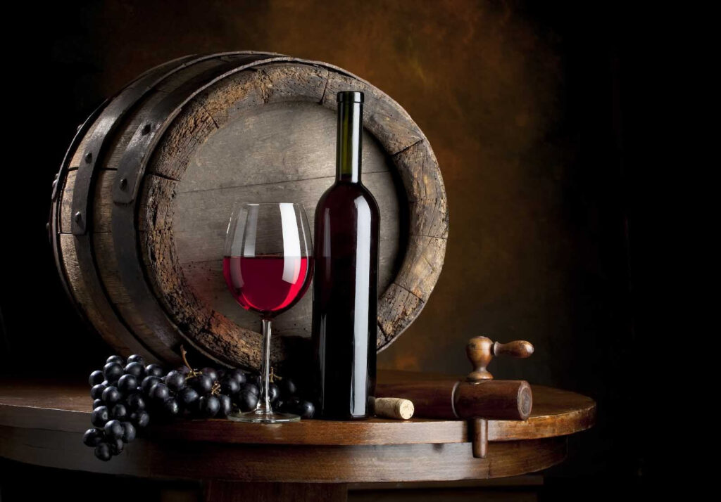 Sticlă de vin și pahar pe o masă Sticlă de vin și pahar pe o masă