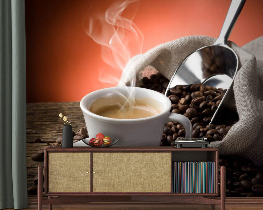 Ceașcă de cafea cu abur și boabe de cafea