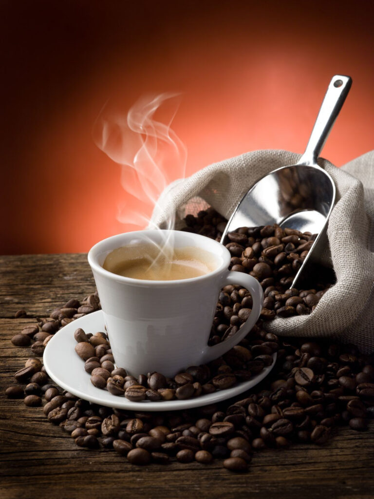 Ceașcă de cafea cu abur și boabe de cafea Ceașcă de cafea cu abur și boabe de cafea