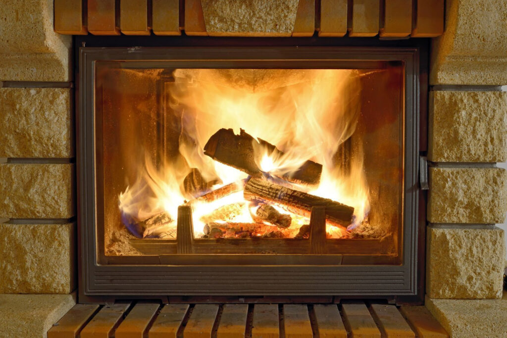 Foc într-un șemineu Foc într-un șemineu