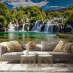 Fototapet Parcul Național Krka înconjurat de copaci și un cer albastru