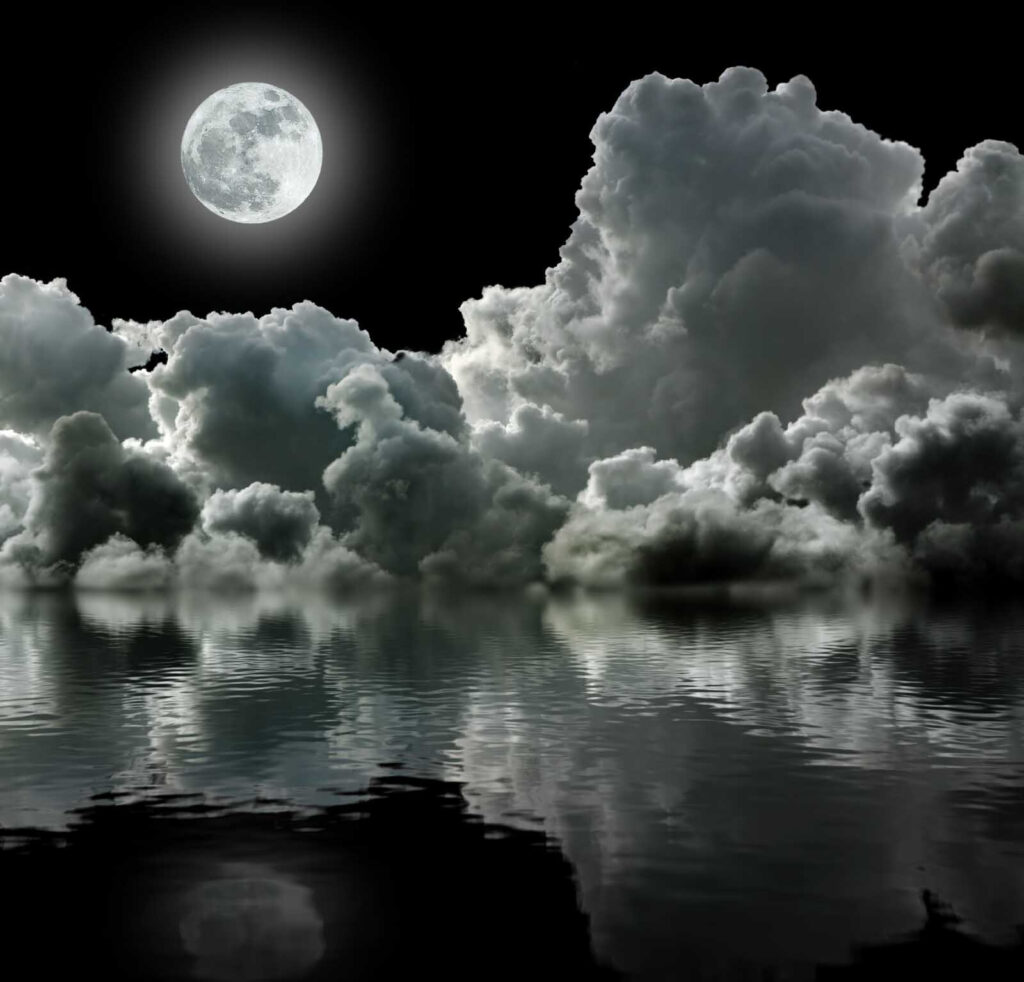Luna deasupra apei cu nori și nori Luna deasupra apei cu nori și nori