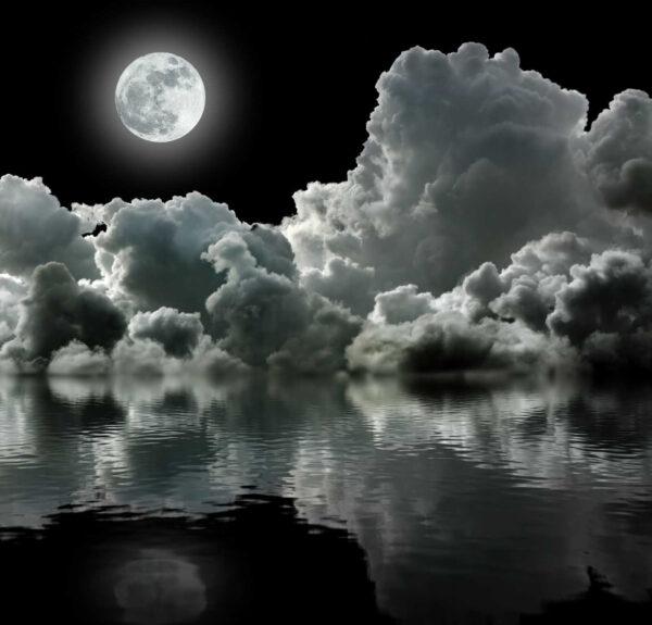 Luna deasupra apei cu nori și nori Luna deasupra apei cu nori și nori
