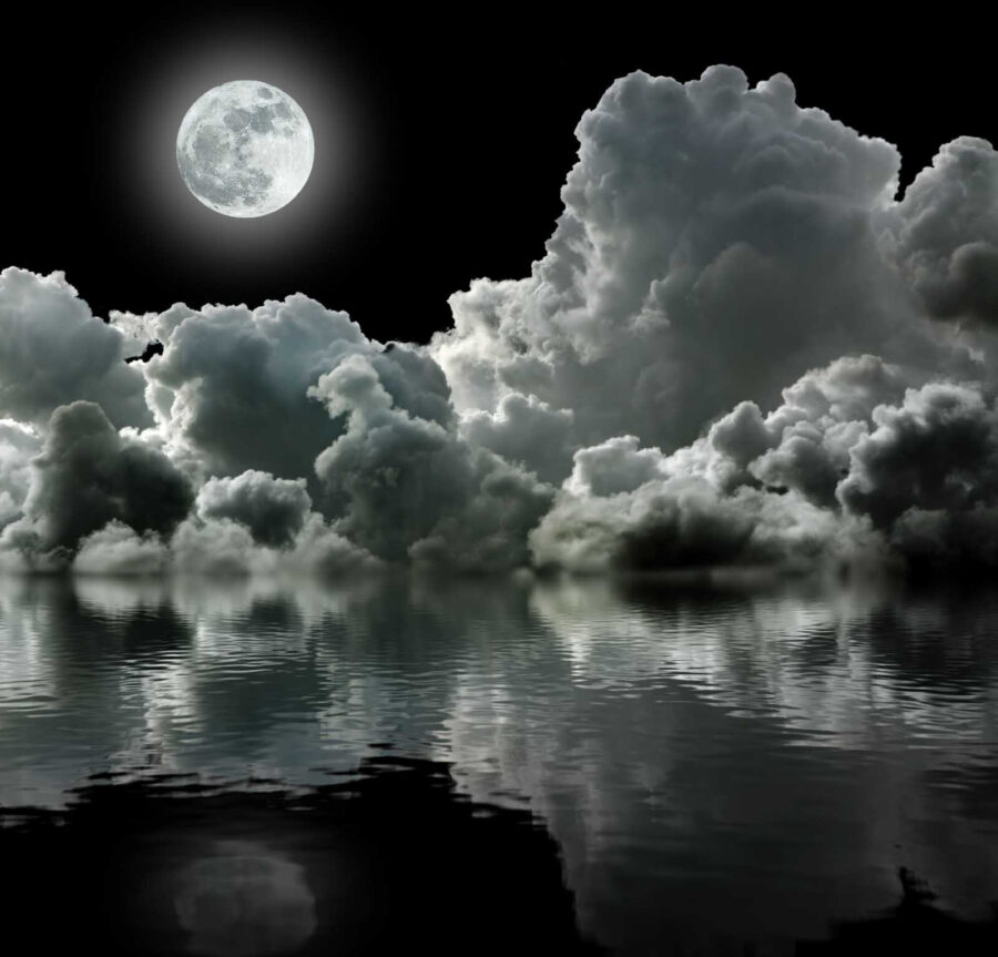 Luna deasupra apei cu nori și nori