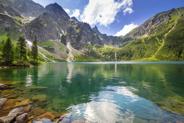 Lac înconjurat de munți Lac înconjurat de munți
