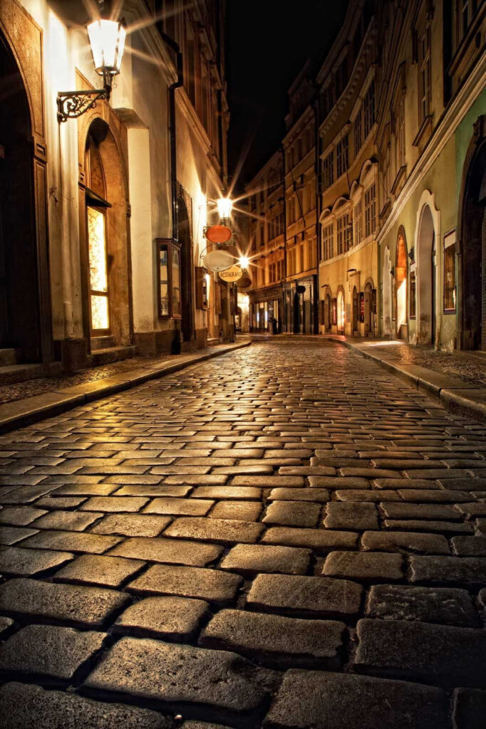 Stradă de piatră cu clădiri și lumini stradale Stradă de piatră cu clădiri și lumini stradale