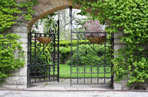 Poartă cu arc de piatră și gazon verde u53418p 600x393 - Poartă cu arc de piatră și gazon verde - tegory