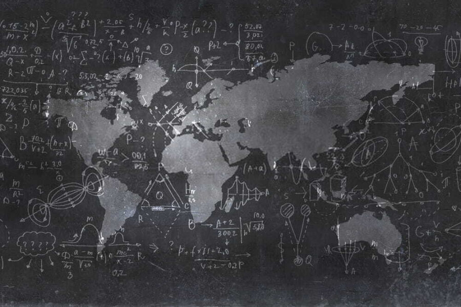 Tablă cu o hartă și ecuații matematice