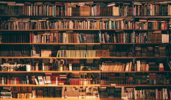 Bibliotecă mare plină de cărți Bibliotecă mare plină de cărți