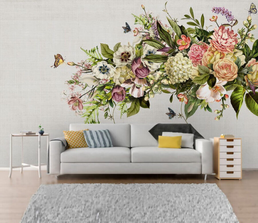 Fluture zburând peste un buchet de flori