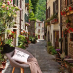 Fototapet Stradă îngustă cu flori și plante pe margine