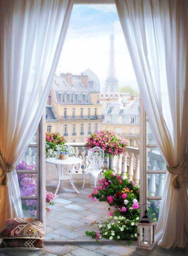 Vedere a unui balcon cu vedere la turnul Eiffel de la fereastră Vedere a unui balcon cu vedere la turnul Eiffel de la fereastră