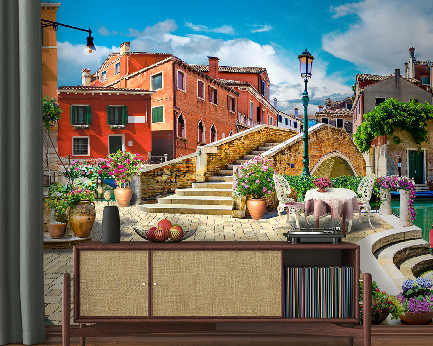 Terasă cu o masă și scaune și o fântână în fața unei clădiri u18551pig20m - Terasă cu o masă și scaune și o fântână în fața unei clădiri - tegory