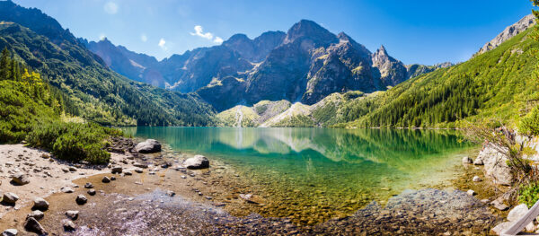 Lac cu munți în fundal Lac cu munți în fundal