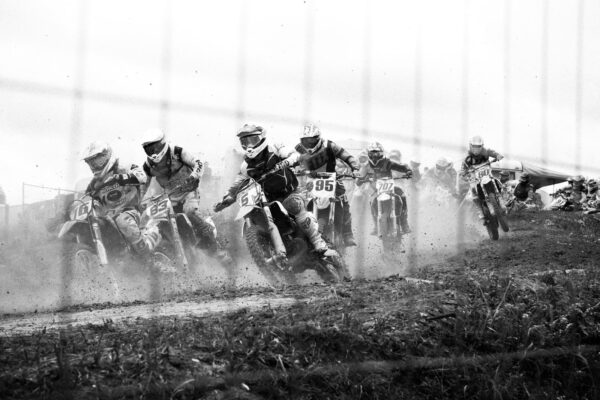 Grup de oameni pe biciclete murdare Grup de oameni pe biciclete murdare
