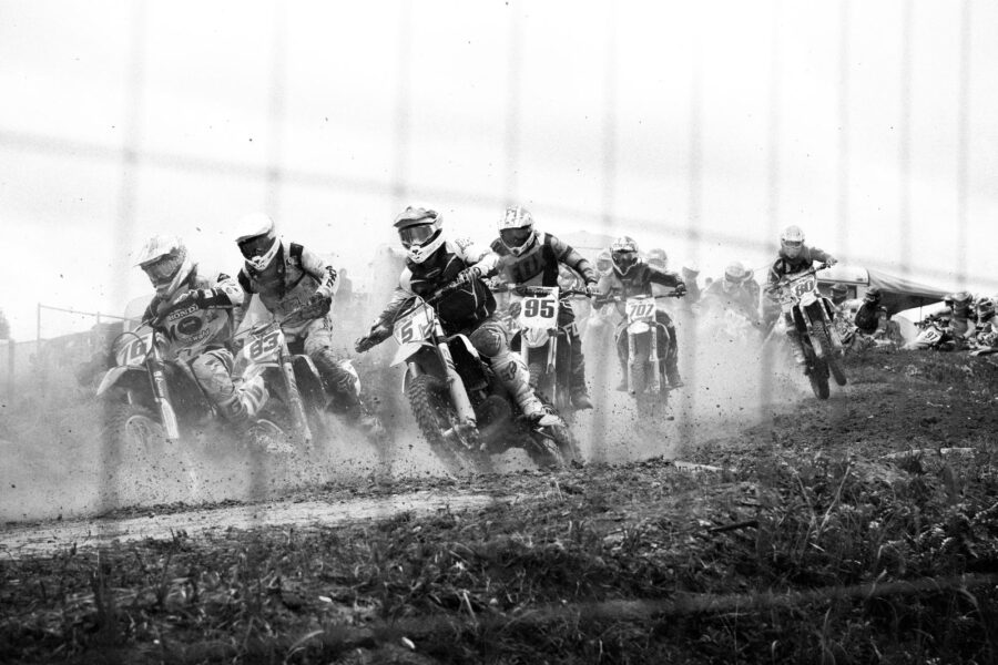 Grup de oameni pe biciclete murdare