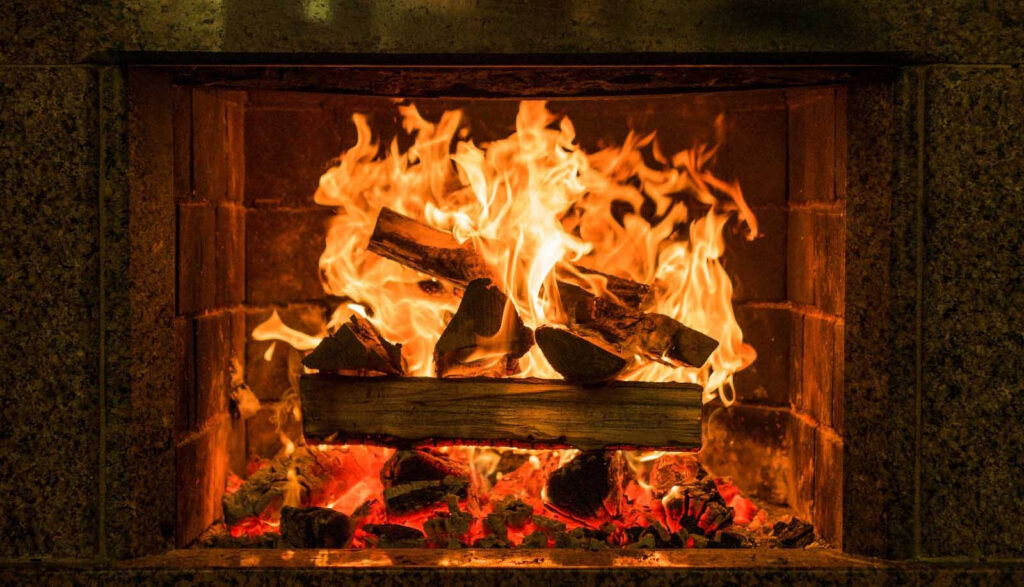 Foc într-un șemineu Foc într-un șemineu