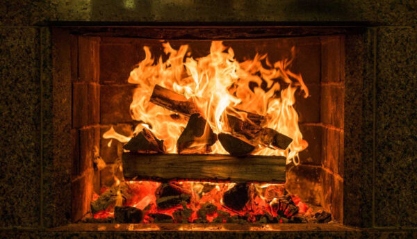Foc într-un șemineu Foc într-un șemineu