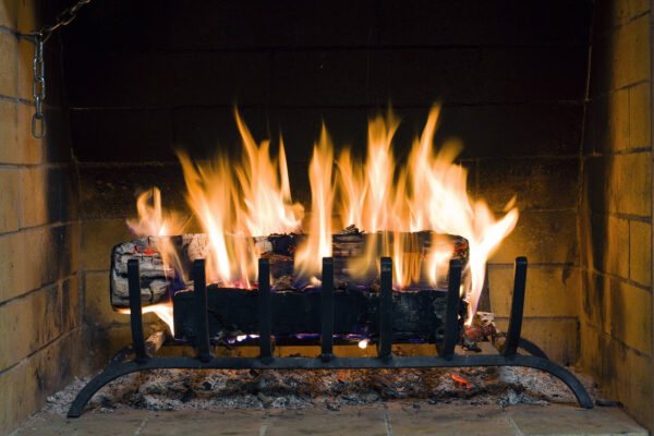 Foc într-un șemineu Foc într-un șemineu