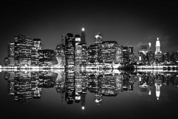 Skyline oraș pe timp de noapte cu lumini care se reflectă pe apă Skyline oraș pe timp de noapte cu lumini care se reflectă pe apă