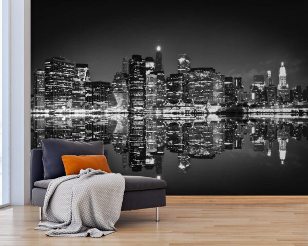 Skyline oraș pe timp de noapte cu lumini care se reflectă pe apă Skyline oraș pe timp de noapte cu lumini care se reflectă pe apă