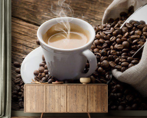 Ceașcă de cafea pe o farfurie cu boabe de cafea Ceașcă de cafea pe o farfurie cu boabe de cafea