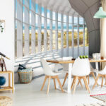 Fototapet Cameră mare cu ferestre și vedere la plajă