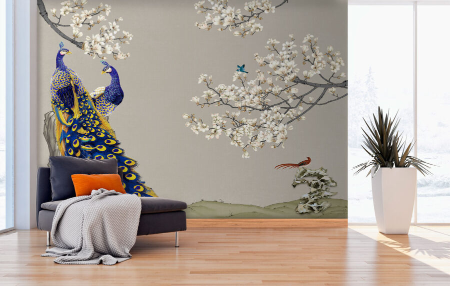 Peacock și păsări pe un copac