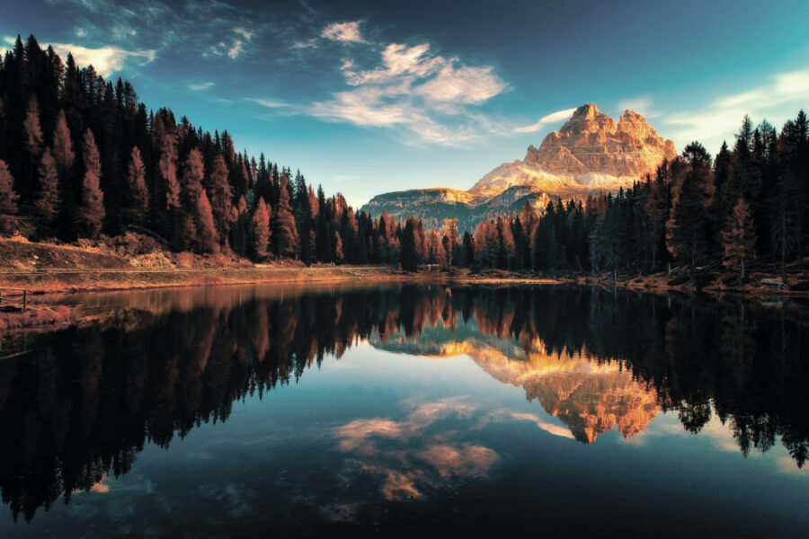 Lac înconjurat de copaci și munți u79819p 900x600 - Lac înconjurat de copaci și munți - tegory