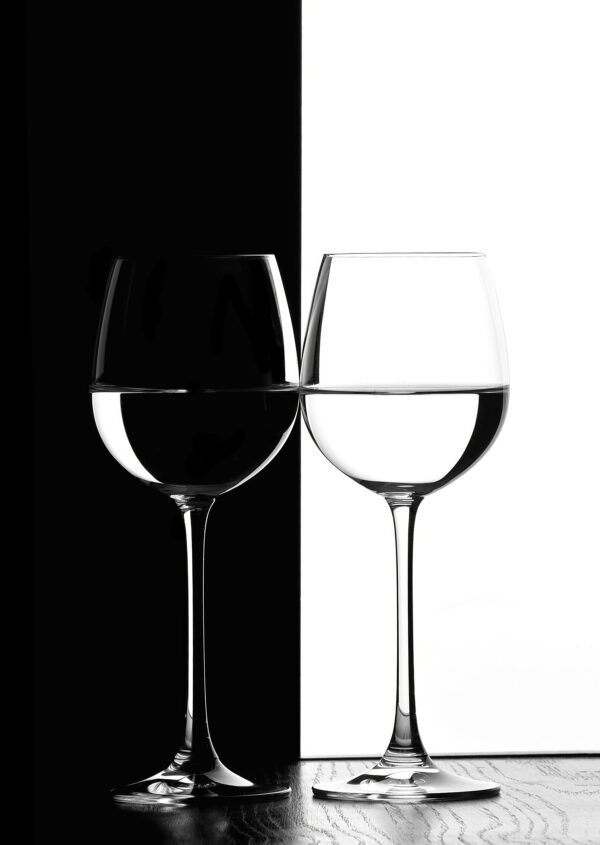 Două pahare de vin cu apă în ele Două pahare de vin cu apă în ele