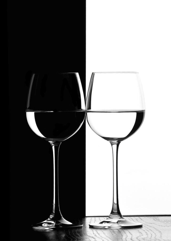 Două pahare de vin cu apă în ele Două pahare de vin cu apă în ele