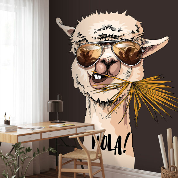 O lama care poartă ochelari de soare și mănâncă o frunză O lama care poartă ochelari de soare și mănâncă o frunză