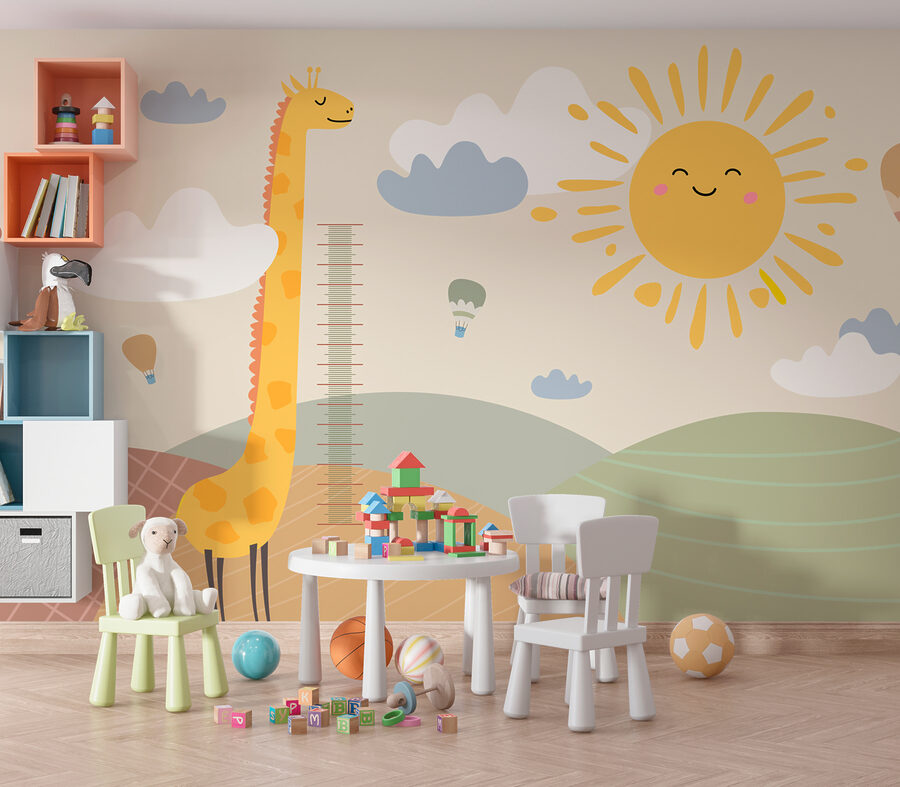 O girafă în picioare într-un câmp cu un soare și nori