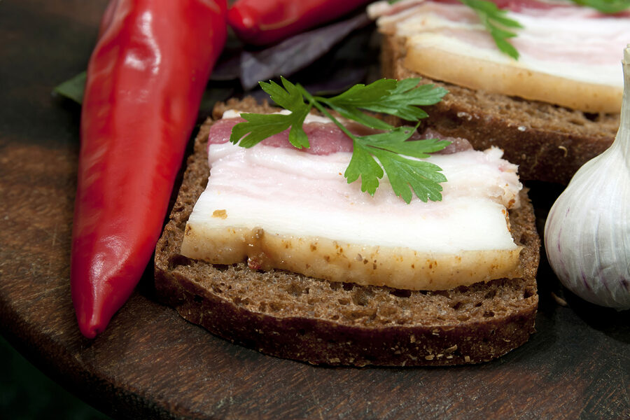 O bucată de pâine cu bacon și pătrunjel deasupra