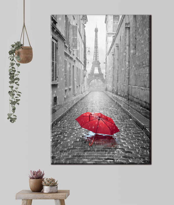 O umbrelă roșie pe o stradă cu un turn în fundal O umbrelă roșie pe o stradă cu un turn în fundal