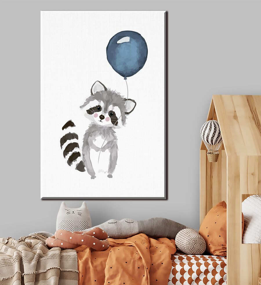 Un raton care ține un balon