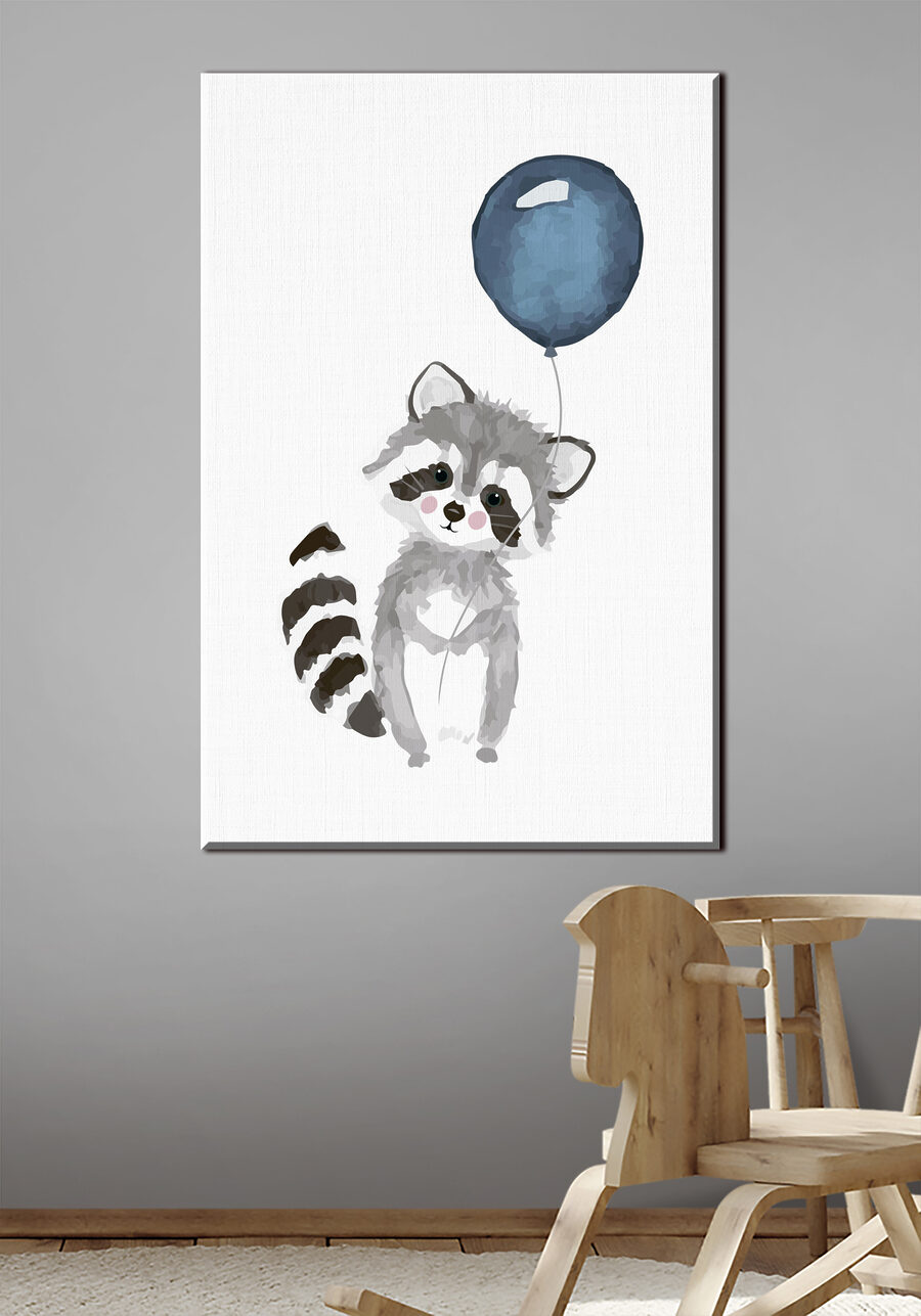 Un raton care ține un balon