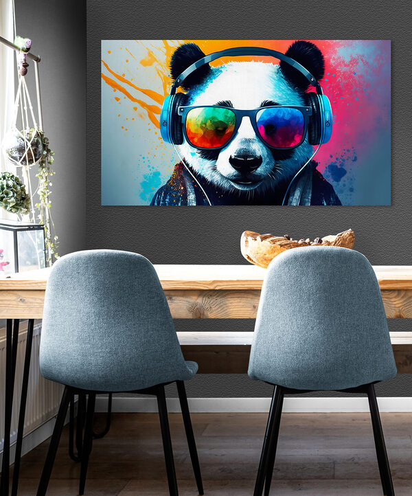 Un panda care poartă căști și ochelari de soare Un panda care poartă căști și ochelari de soare