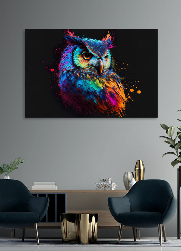 O bufniță colorată cu stropi de vopsea O bufniță colorată cu stropi de vopsea