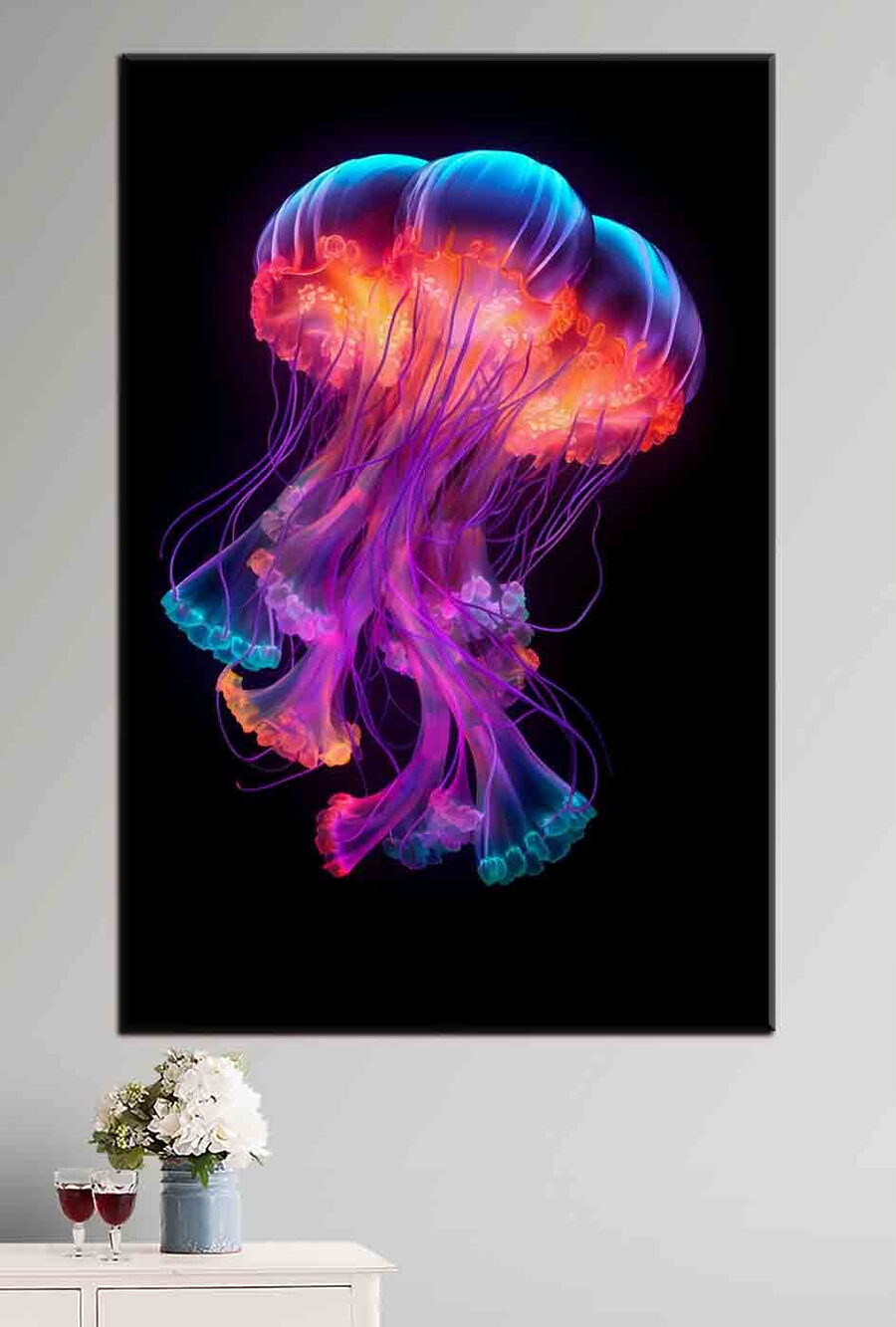 O meduză colorată cu multe tentacule