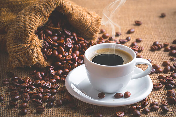 O ceașcă de cafea și o pungă de boabe de cafea O ceașcă de cafea și o pungă de boabe de cafea