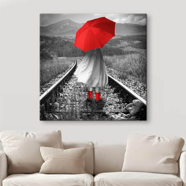 O persoană cu o umbrelă roșie pe o linie de tren O persoană cu o umbrelă roșie pe o linie de tren