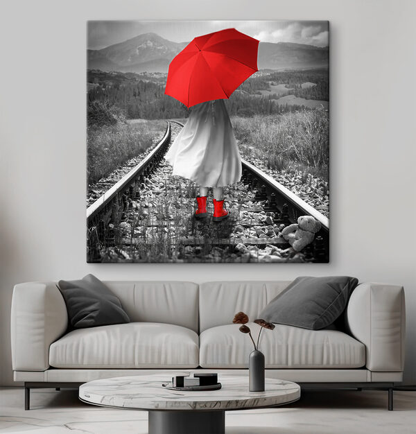 O persoană cu o umbrelă roșie pe o linie de tren O persoană cu o umbrelă roșie pe o linie de tren