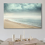 Tablouri O persoană care se plimbă pe o plajă