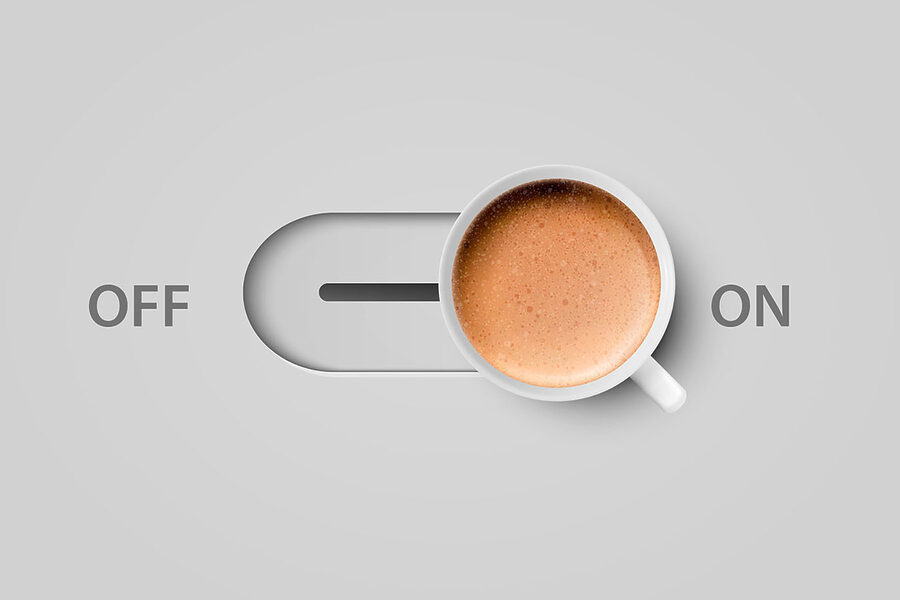 O ceașcă de cafea pe un comutator O ceașcă de cafea pe un comutator